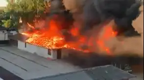 Будто война: в Иецаве горел рынок с отделом пиротехники (ВИДЕО)