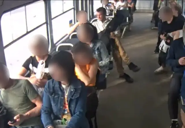 Раздавал удары направо и налево: полиция ищет агрессивного пассажира 10-го трамвая. ВИДЕО
