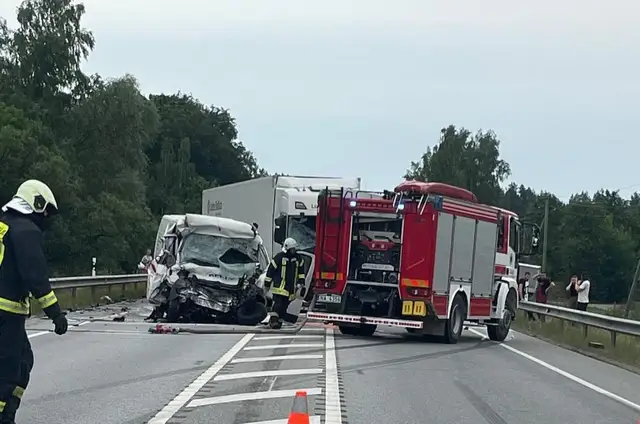 Glābēji pēc avārijas no automašīnas atbrīvo divus cilvēkus