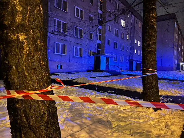 «На чердаке между стеной и крышей видно небо»: в такой дом после обрушения части крыши в Болдерае заселяют рижан
