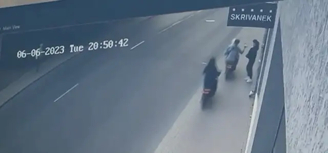 Малолетки на скутерах воруют мобильники прямо из рук