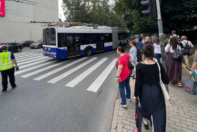 Рига встала: в центре города оборваны провода, движение нарушено (ФОТО)