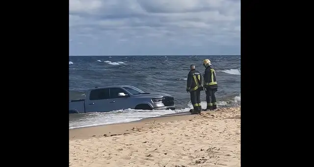Carnikavā jūrā netālu no krasta atrasta apvidus automašīna ar Baltkrievijas numurzīmēm