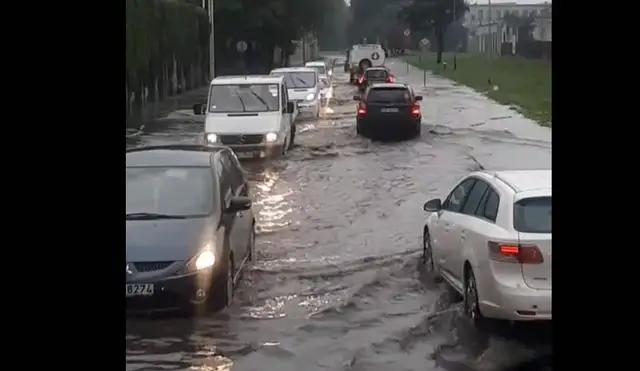 Рига тоже поплыла: сильный дождь превратил некоторые столичные улицы в реки