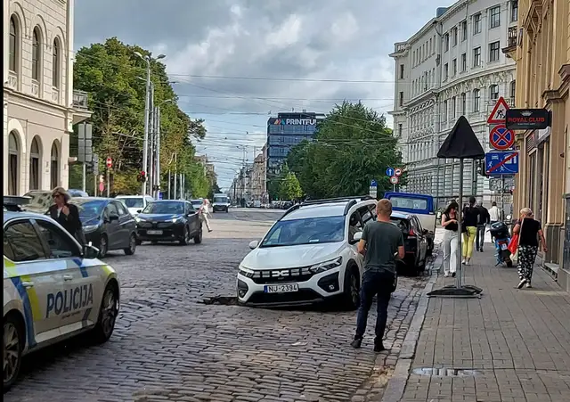 На улице Аудею в Риге провалилась брусчатка: в яму попал автомобиль