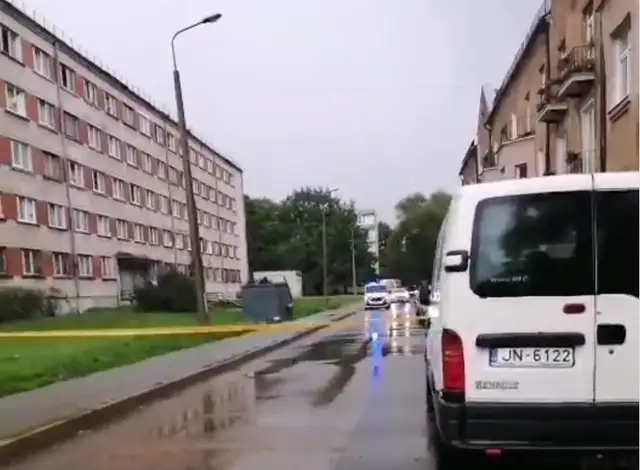 В Ильгюциемсе у мусорных контейнеров нашли похожий на снаряд предмет: улицу оцепили