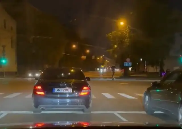 «Космос. Самоубийца»: очевидец заснял сумасбродного самокатчика в Риге (ВИДЕО)