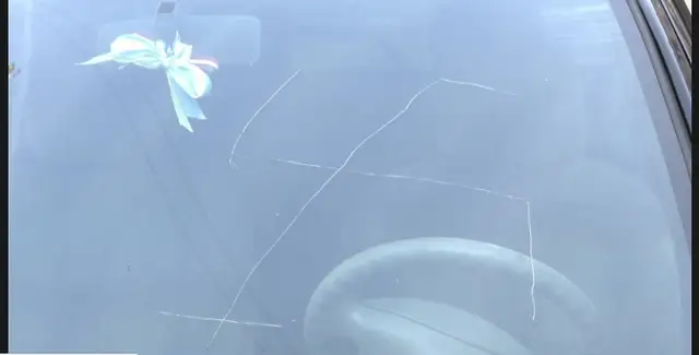 Вандалы неоднократно покушаются на автомобиль с украинскими ленточками: ЧП на Тейке