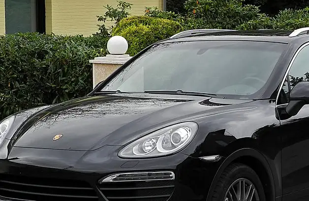 Таможня не пропустила через границу дорогие Porsche: подозрение, что машины везли в Россию
