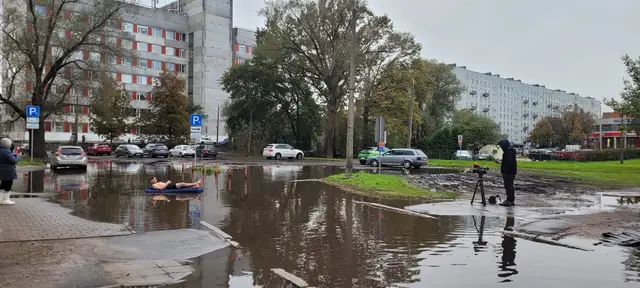 Нет, не холодно: в Пурвциемсе иронично обратили внимание на лужу на месте парковки у поликлиники
