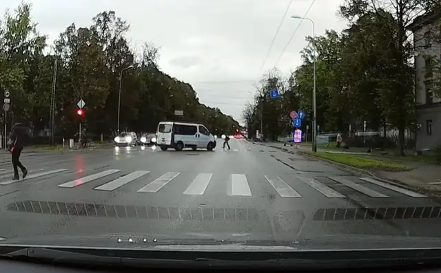 Отбросило на несколько метров! Микроавтобус сбил ребенка на Бривибас гатве (ВИДЕО)