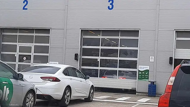 ДТП на станции техосмотра в Риге: водитель «Bolt» поджал «Opel» (ФОТО)