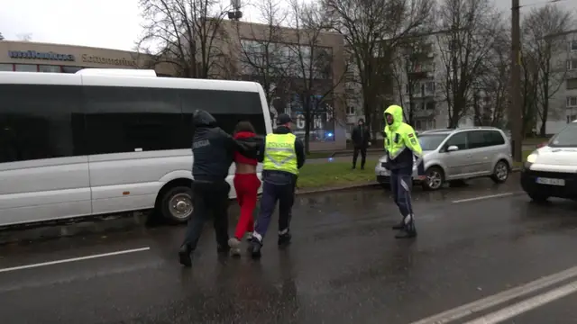 Устроила полиции спектакль: пьяная мать везла двухлетнего сына на шеринговой машине и вызвала ДТП