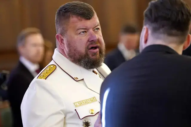 Это в комиссию по этике? Депутат распускает руки и бьет участника пикета у Сейма (ВИДЕО)