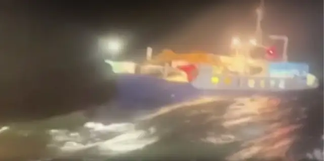 Давший крен паром из Эстонии пришвартовался в Латвии: все живы