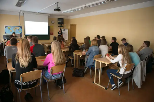 В элитной школе Риги не включили отопление: родителям пришлось обращаться на ТВ