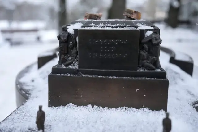 Женщина отобрала у хулиганов сломанный Памятник Свободы: теперь её разыскивает полиция