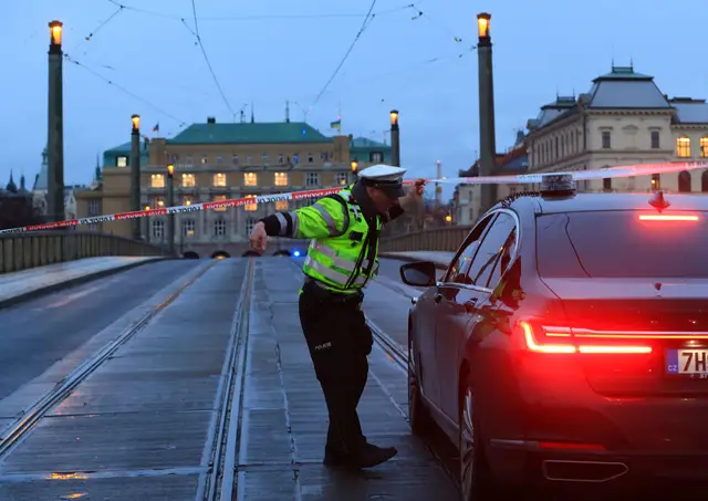 В Праге встало метро, сотни людей застряли в лифтах: по всей Чехии блэкаут