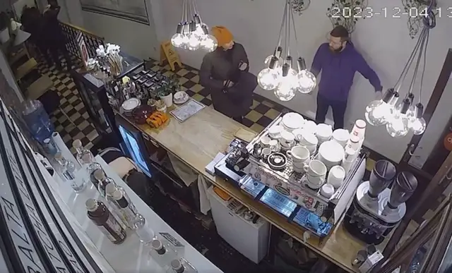 Нулевая терпимость: владелец кафе в Старой Риге выдворил посетительницу за требование говорить с ней по-русски
