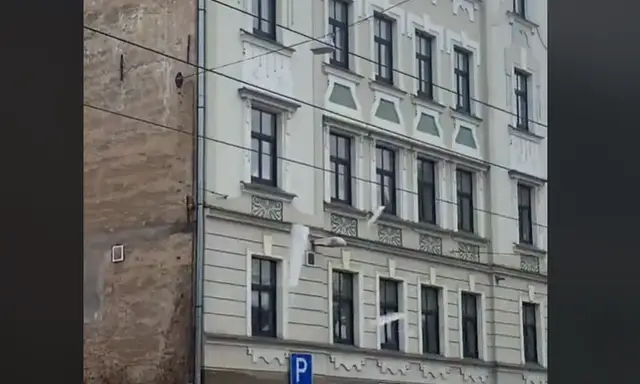 Выжить в Риге зимой: очевидцы засняли падающий с крыш лёд. ВИДЕО