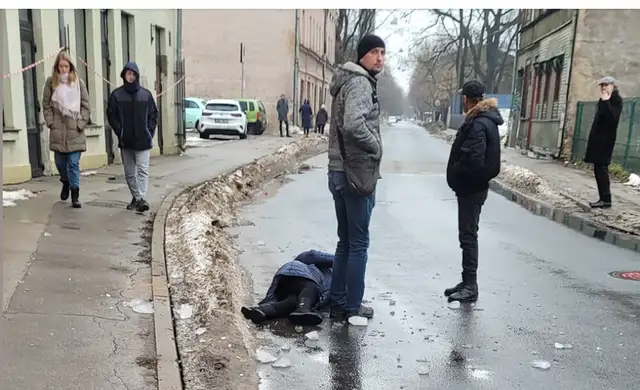 Второй случай за неделю: от льда в Риге пострадал еще один человек