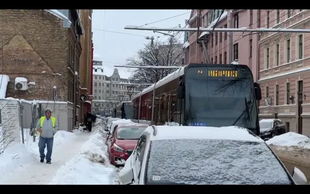 Два припаркованных автомобиля устроили пробку в Риге на улице Миера; трамваи опаздывают (ВИДЕО)