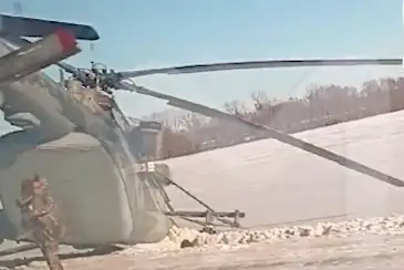 На трассе в РФ совершил аварийную посадку военный вертолет Ми-8 (ВИДЕО)