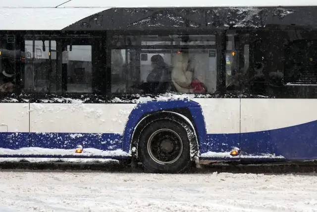 Но телефон не выронил! Водитель автобуса поделился фотографией уснувшего пассажира