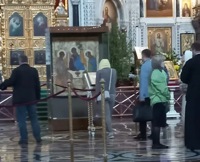«Троицу» Рублева снова привезли в храм Христа Спасителя, несмотря на угрозу разрушения иконы