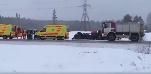 Под Кекавой перевернулась пожарная машина. ВИДЕО