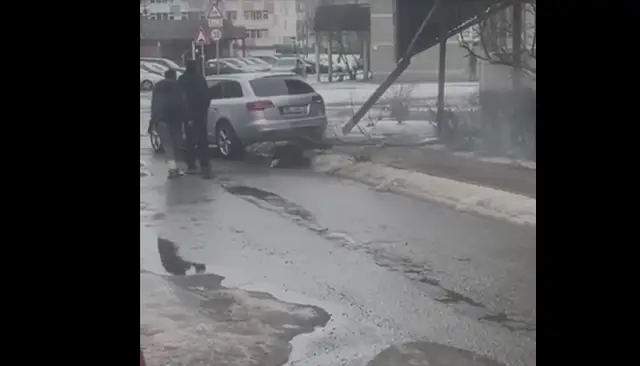 В Даугавпилсе пьяный водитель сбил козырек дома. ВИДЕО