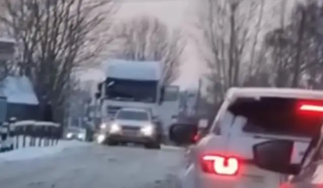 Водители вытолкнули тягач на переезде, когда приближался поезд (ВИДЕО)