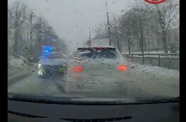 Кто виноват? По видео аварии с участием полицейской машины на Югле решайте сами (ВИДЕО)
