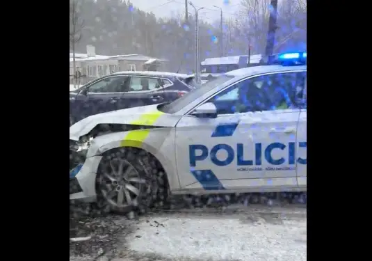 На Югле в аварию попала полицейская машина: образовалась пробка (ВИДЕО)