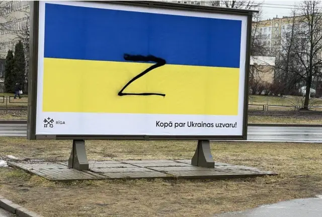 В Плявниеках на плакате с украинским флагом нарисовали Z: полиция отреагировала не сразу