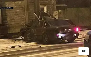 Протаранив бетонный столб, в Риге разбилась машина с российскими номерами