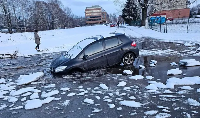 Такой улицы вообще нет: на дороге в Торнякалнсе в яме тонут автомобили