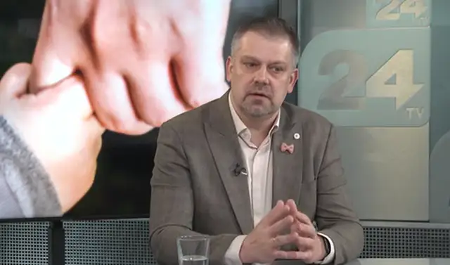 Deputāta Batņas alga Saeimā pērn sarukusi, politiķis piepelnās ar mūzikas stundām Ādažu vidusskolā