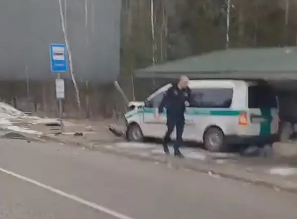 Машина муниципальной полиции снесла автобусную остановку (ВИДЕО)