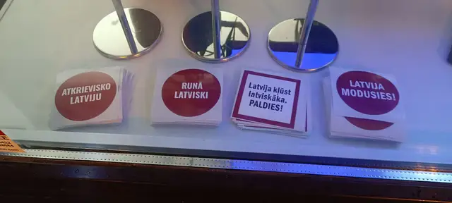 «Латвия становится более латышской. Спасибо!» Политическая партия напечатала наклейки дерусификаторов