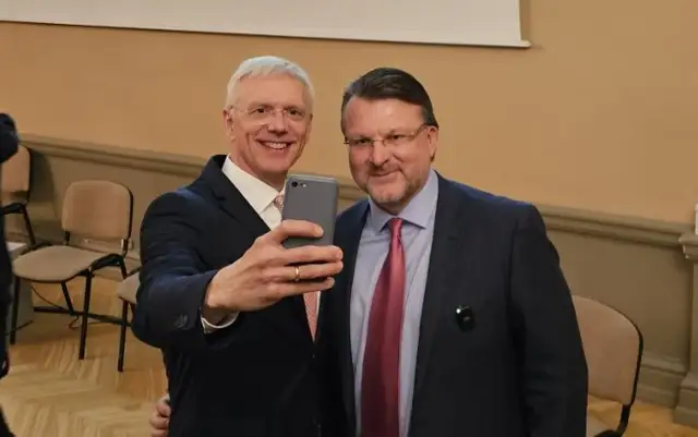 Šlesers: Beidzot jāiesaldē algas politiķiem, ierēdņiem