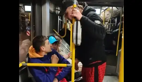 Нападение в рижском троллейбусе: полиция ищет свидетелей (ВИДЕО)