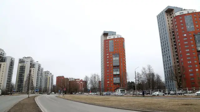 А ведь могло и убить: в Иманте с крыши здания слетела металлическая пластина