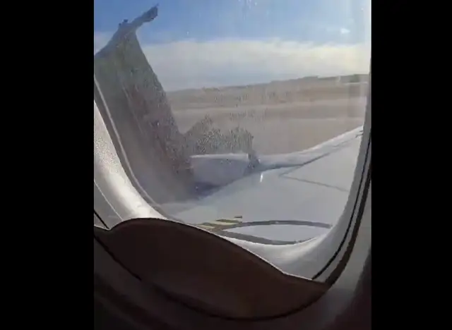 Очередной Boeing чуть не разбился: с самолета сорвало обшивку. ВИДЕО