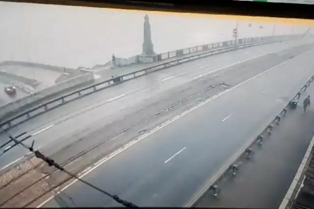 Появилось видео падения машины в Даугаву: трагедия в Риге (ВИДЕО)