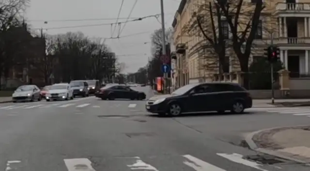 Опасный дрифт в центре Риги: водитель не справился с управлением и оказался на тротуаре (ВИДЕО)