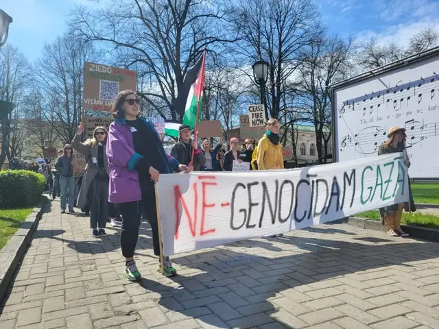 Gājienā palestīniešu atbalstam Rīgā pulcējušies apmēram 100 cilvēku