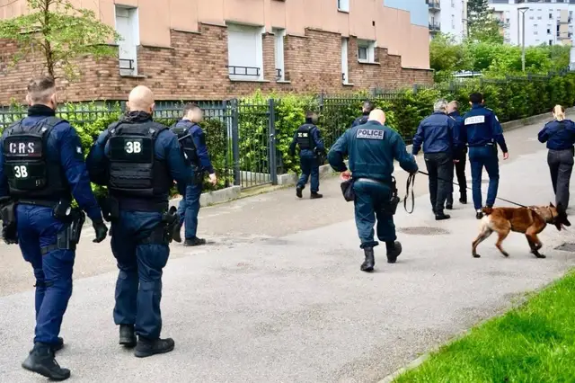 Во Франции сотни полицейских ищут зека, при побеге которого убиты охранники