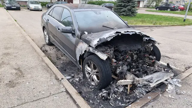 «А у нас во дворе…» На парковке у жилого дома в Болдерае вспыхнула машина (ВИДЕО)