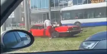 В соцсетях появилось видео аварии с «Ягуаром»: ДТП в Риге